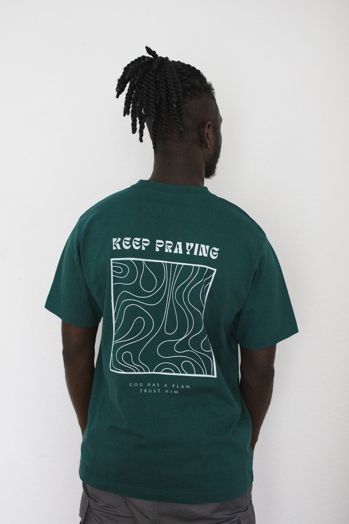 KEEP PRAYING SHIRT GRÜN