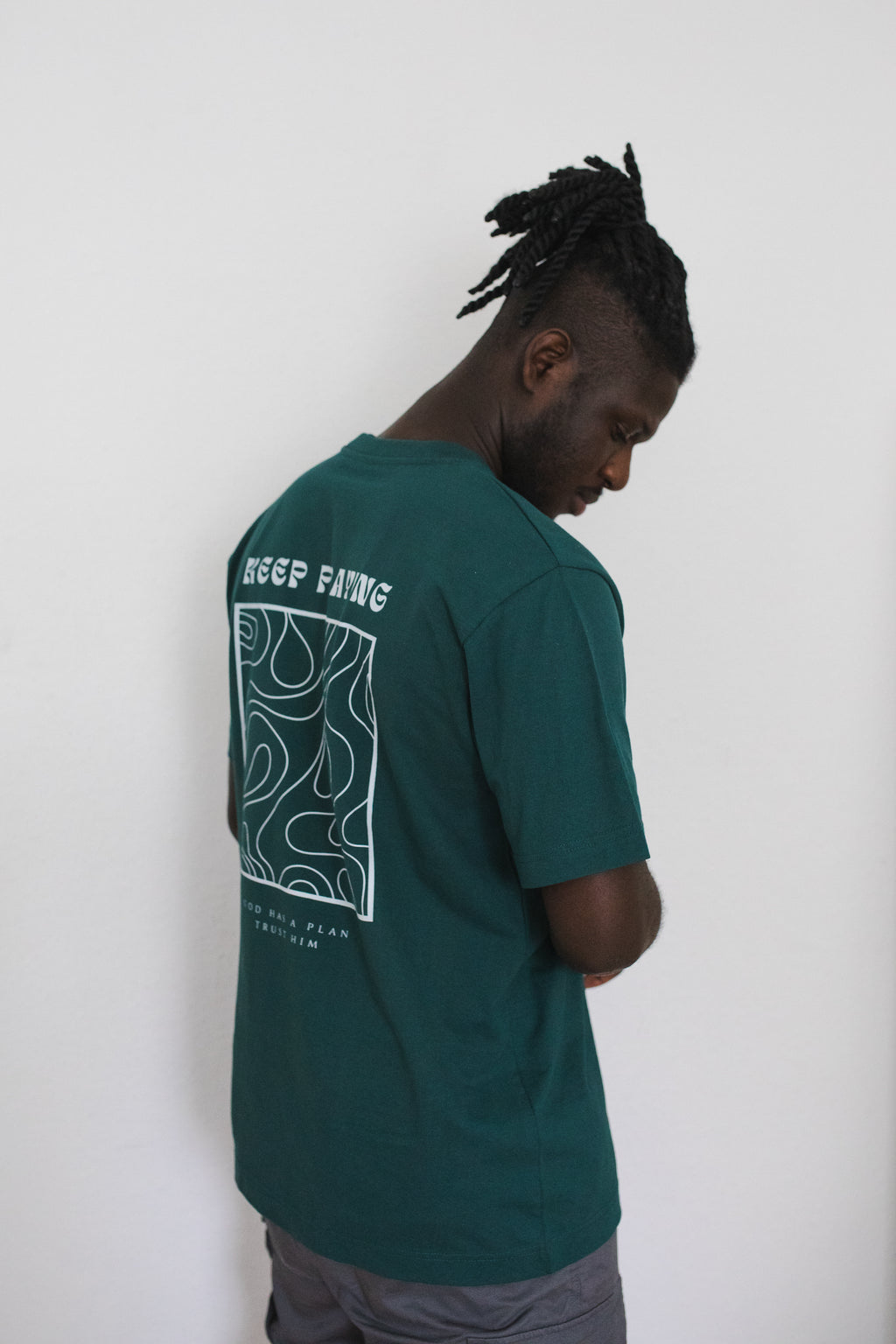 KEEP PRAYING SHIRT GRÜN