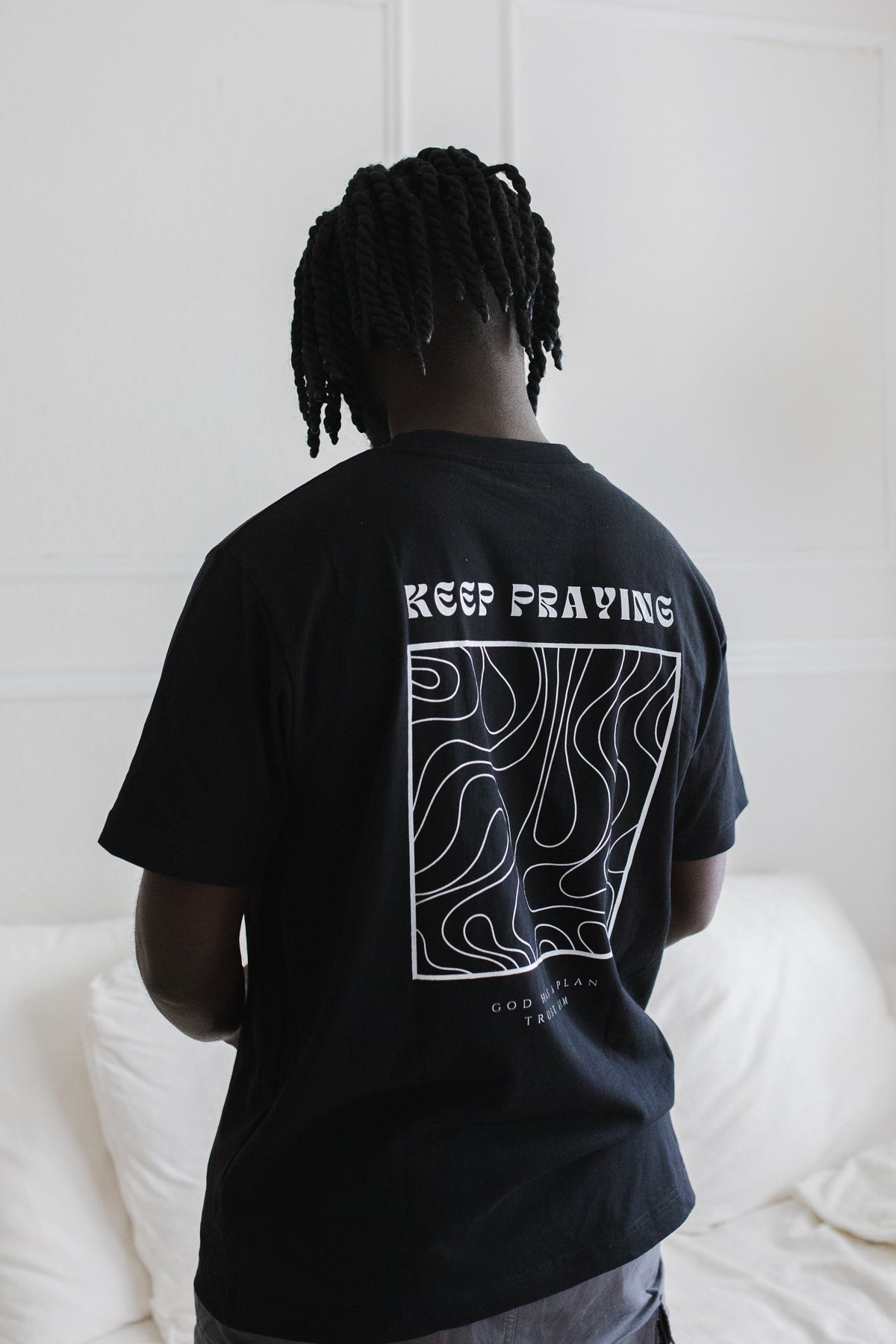KEEP PRAYING SHIRT SCHWARZ